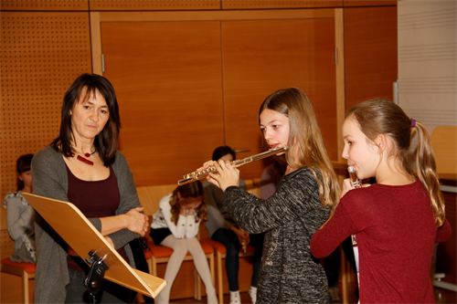 Eine Gruppe von Frauen, die Geige spielen